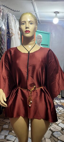 Robe en satin rouge élégante
