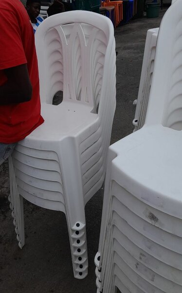 Chaises empilables en plastique