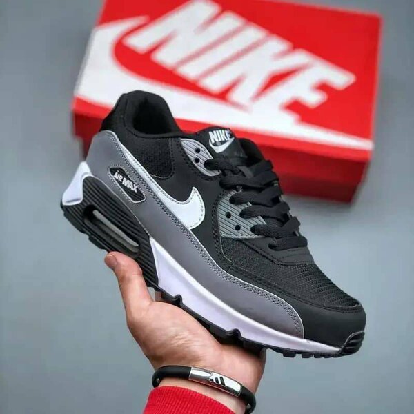 NIKE POUR BALADE ET ÉCOLE