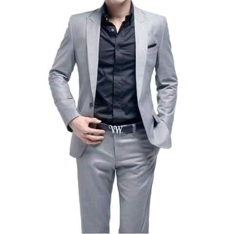 Costume élégant homme gris