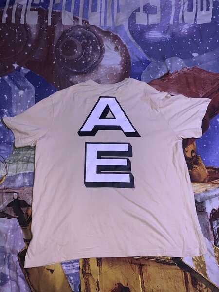 AMERICAN EAGLE GRAPHIC TEE.