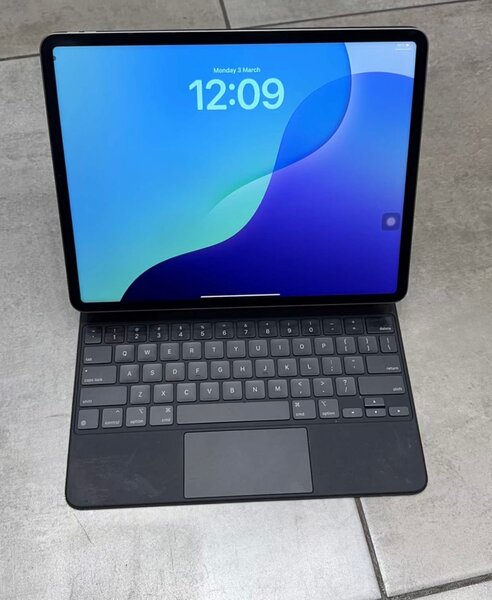 30waskDeaßaed Pro 12.9 WiFi only 128gb coMies with the Magic