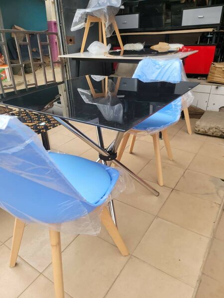 Chaises scandinaves avec table