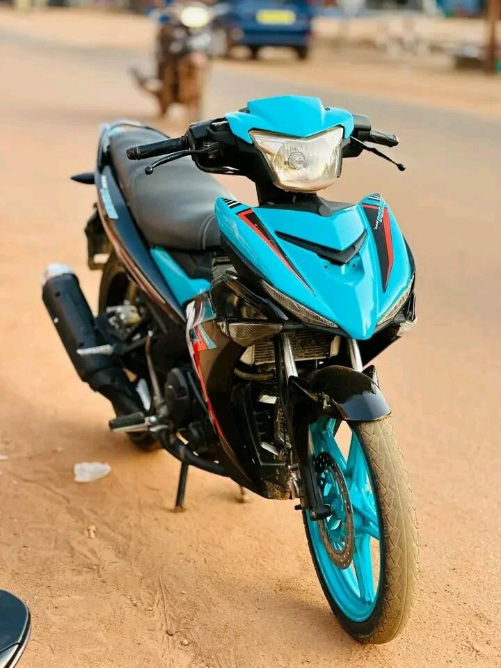 Moto sportive bleue