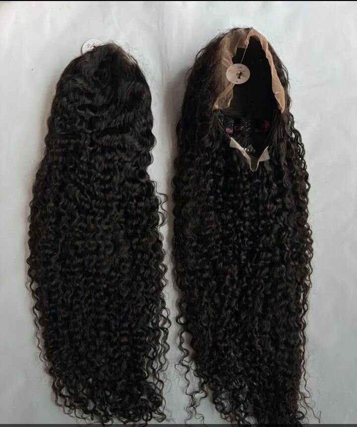 Perruque en dentelle frisée