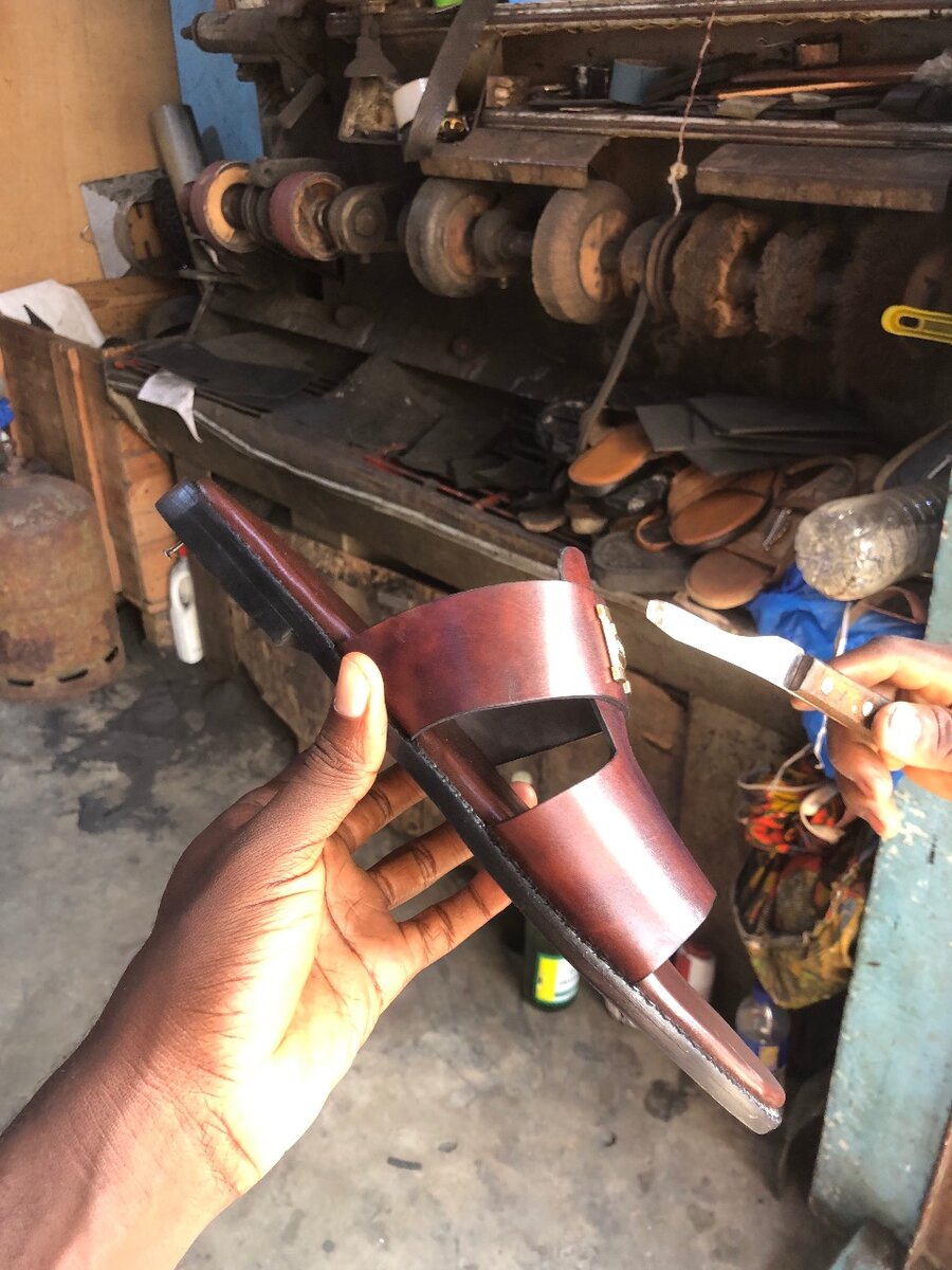 Sandales en cuir pour hommes.