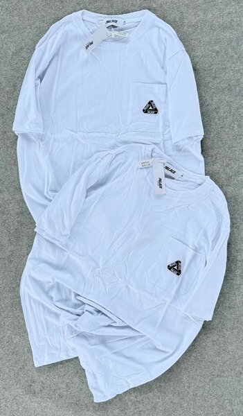 T-shirt blanche minimaliste