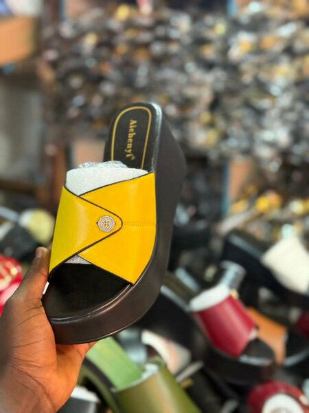 Mules plateforme en cuir élégant