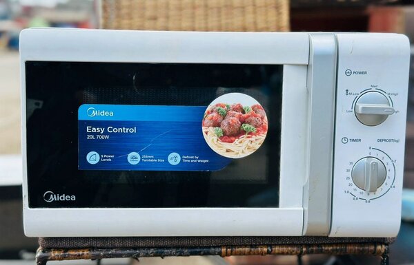 Micro-ondes compact 20L 700W