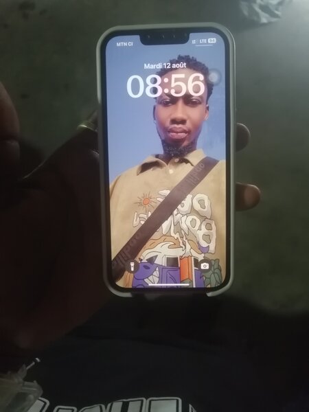 iPhone 13 simple propre couleu