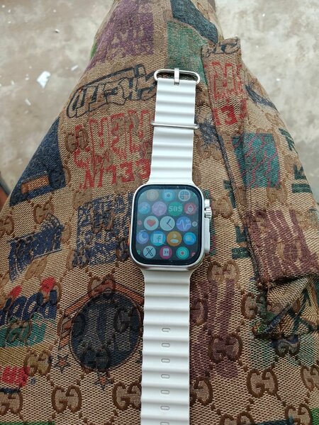 Montre connectée moderne blanche
