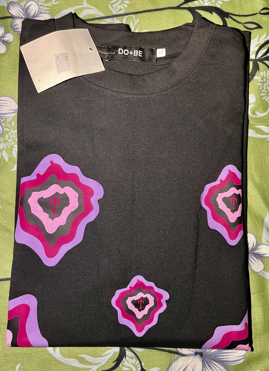 T-shirt noir imprimé moderne