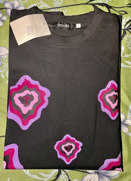 T-shirt noir imprimé moderne