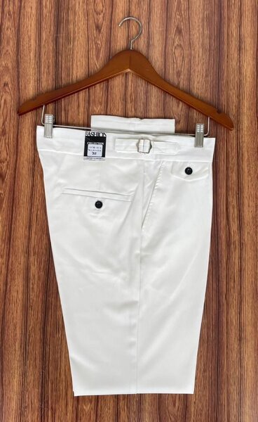 Short blanc élégant homme