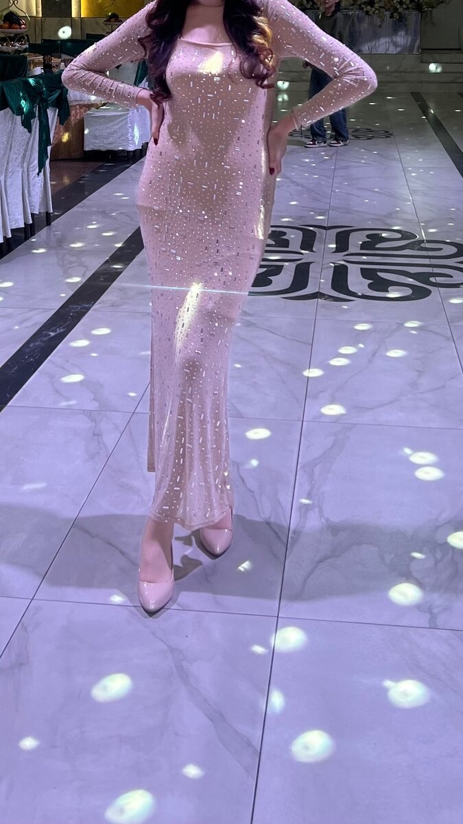 Продаю блестящее платье, одела один раз, размер стандарт.