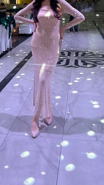 Продаю блестящее платье, одела один раз, размер стандарт.