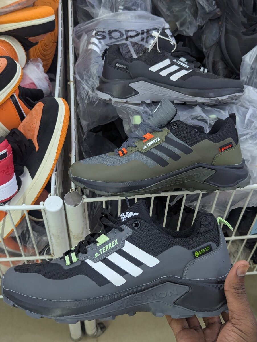 CLASSIC ADIDAS SPORTS SHOE