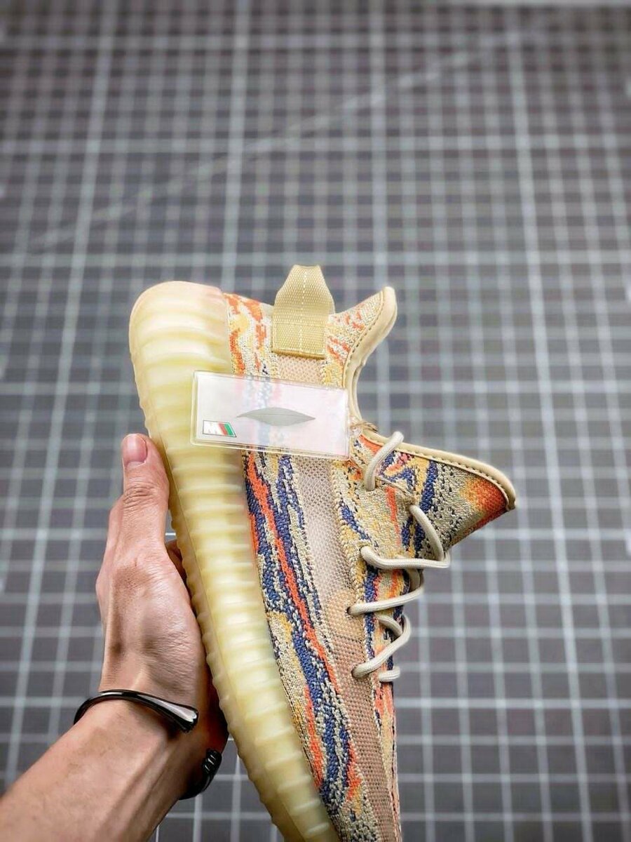 Yeezy 350 V2  dans carton