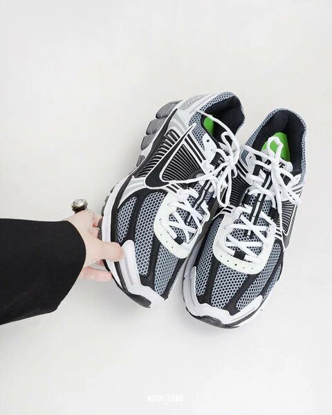 Baskets sport noires et blanches