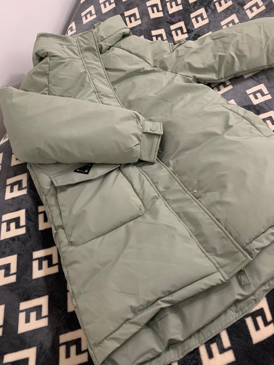 Куртка новая с капюшоном