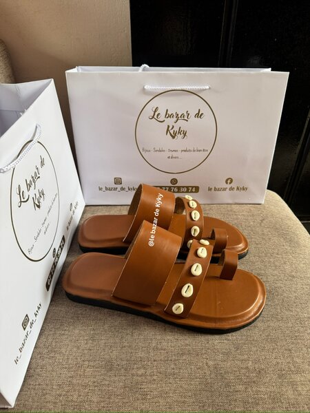 Sandales en cuir avec cauris
