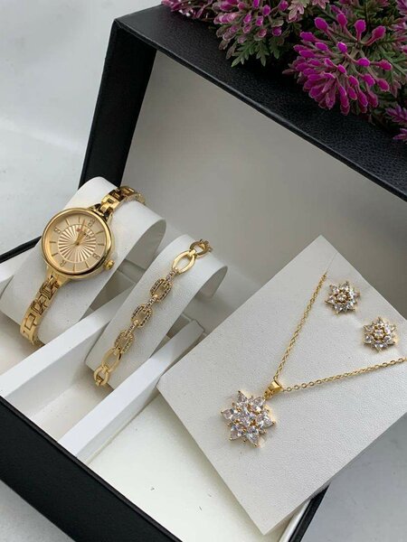 CURREN WATCH WITH BRACELET AND EARRINGS.