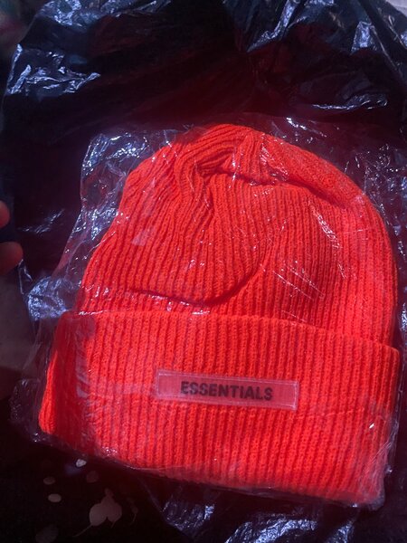 Bonnet en rouge vif Essentials