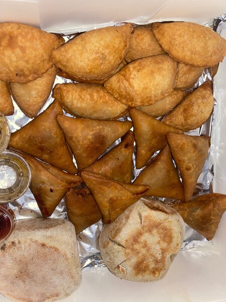 Assortiment de Samossas et Pains