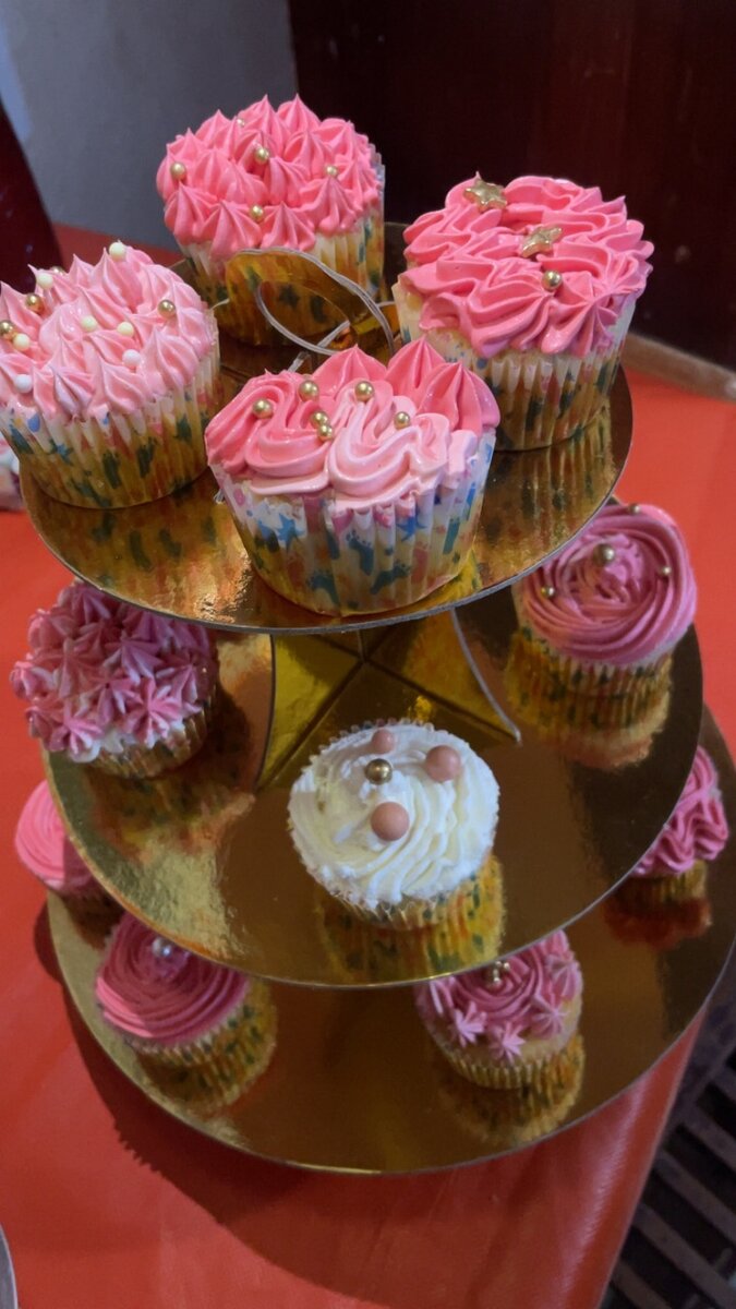 15 Cupcakes et l´etagere