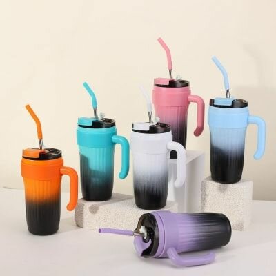 Mug isotherme multicolore avec paille