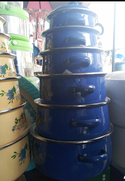 Batterie de cuisine en émail