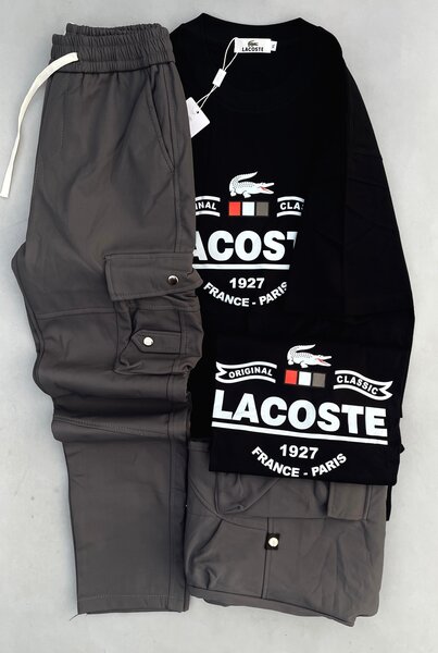 Sweat Lacoste noir et pantalon cargo gris