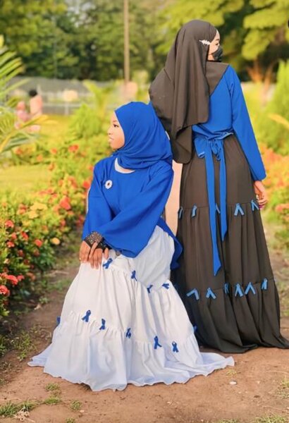 Robe élégante bleu et noir