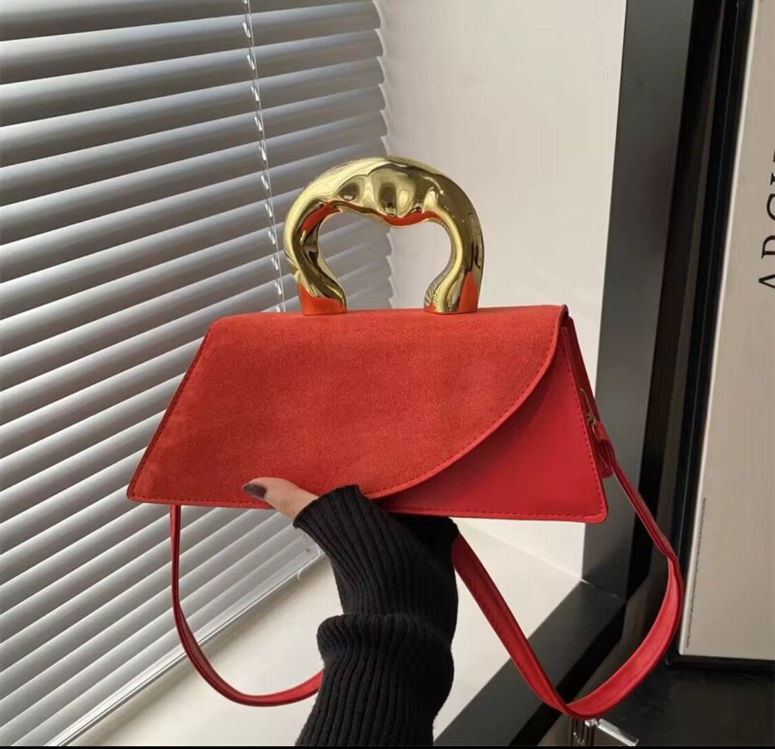 Sac à main élégant doré