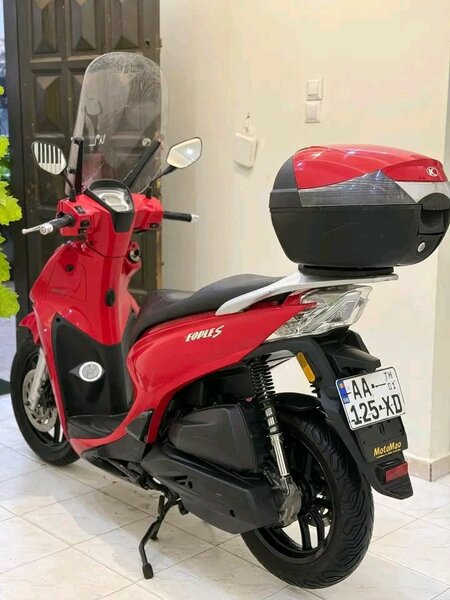 Scooter rouge avec coffre