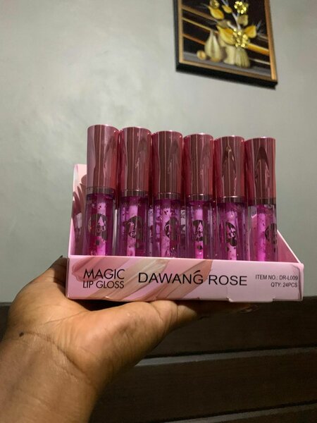 Color changing lipgloss