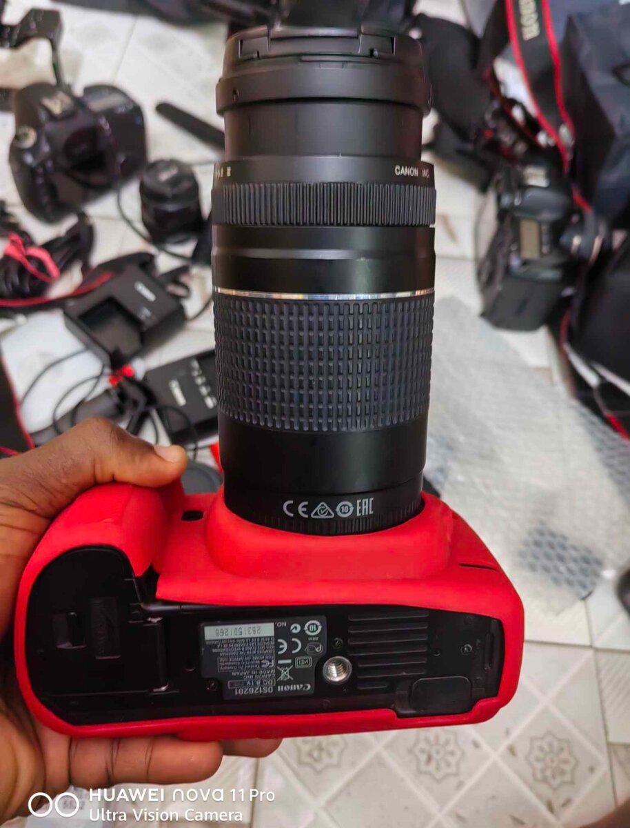 Appareil photo Canon DSLR avec étui rouge