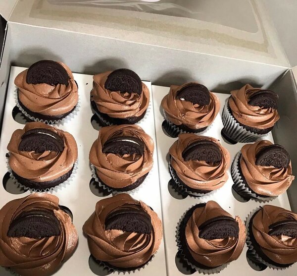 Chocolate Oreo cupcakes (12)