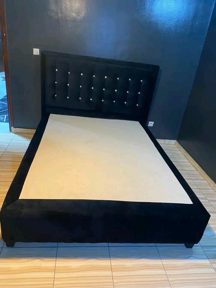 Lit Moderne avec Tête de Lit