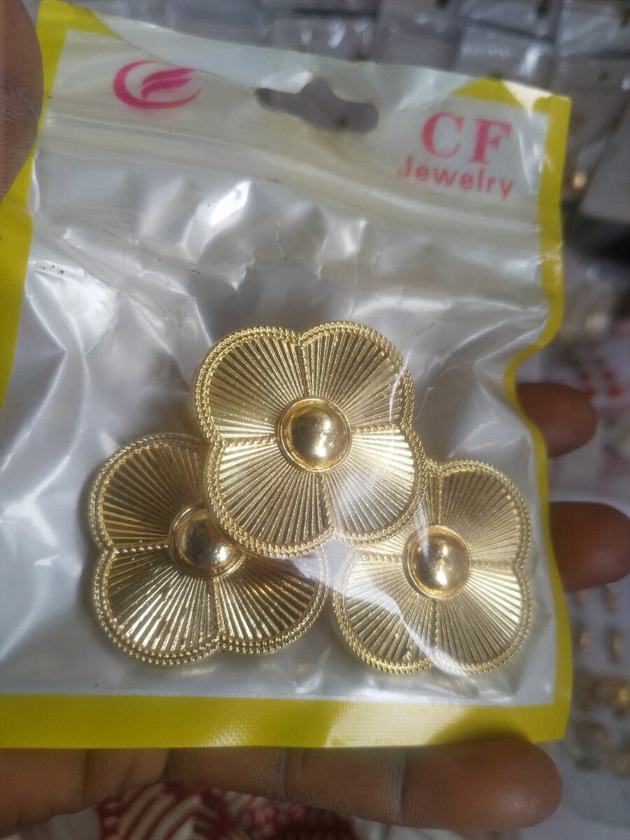 Boucles d'oreilles et bague.