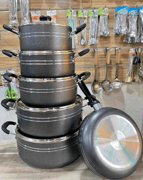 Ensemble de casseroles en aluminium