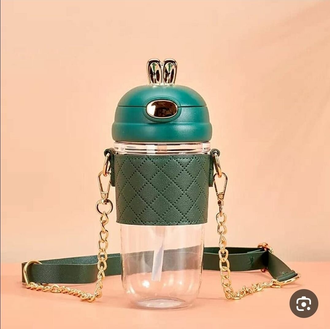 Bouteille tendance avec bandoulière