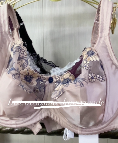 Мягкий нарядный глубокий бюстгальтер без поролона, выполнен из атласного полотна, декорирован очень красивой вышивкой в цветочном стиле.