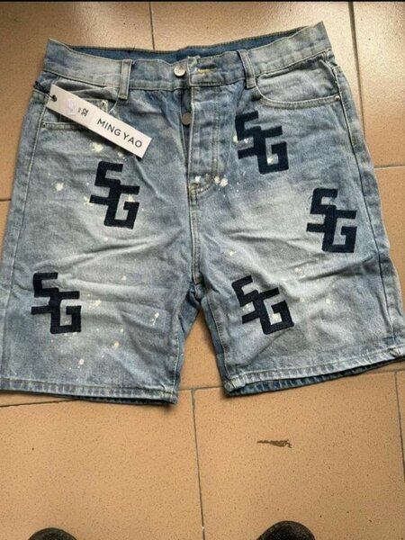 Shorts en jean déchirés tendance