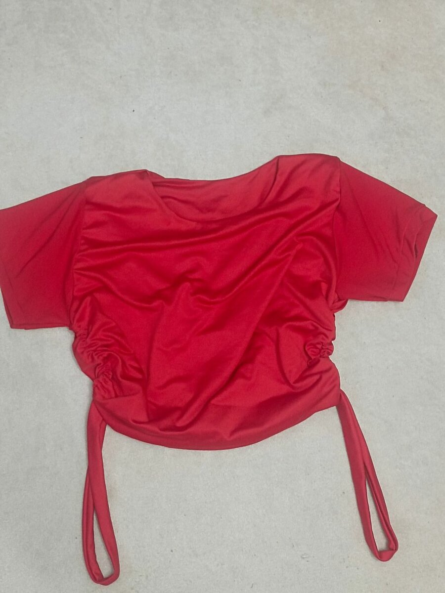 Top rouge froncé élégant