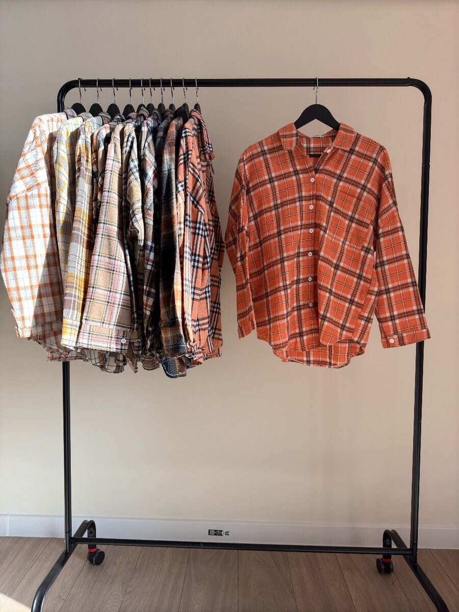 Женская клетчатая рубашка с заниженными рукавами