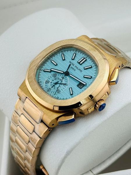 montre en or avec cadran bleu Patek Philippe