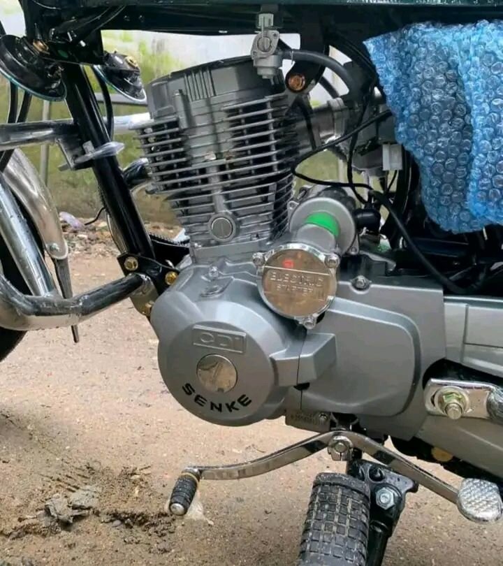 Moto SENKE puissante et élégante
