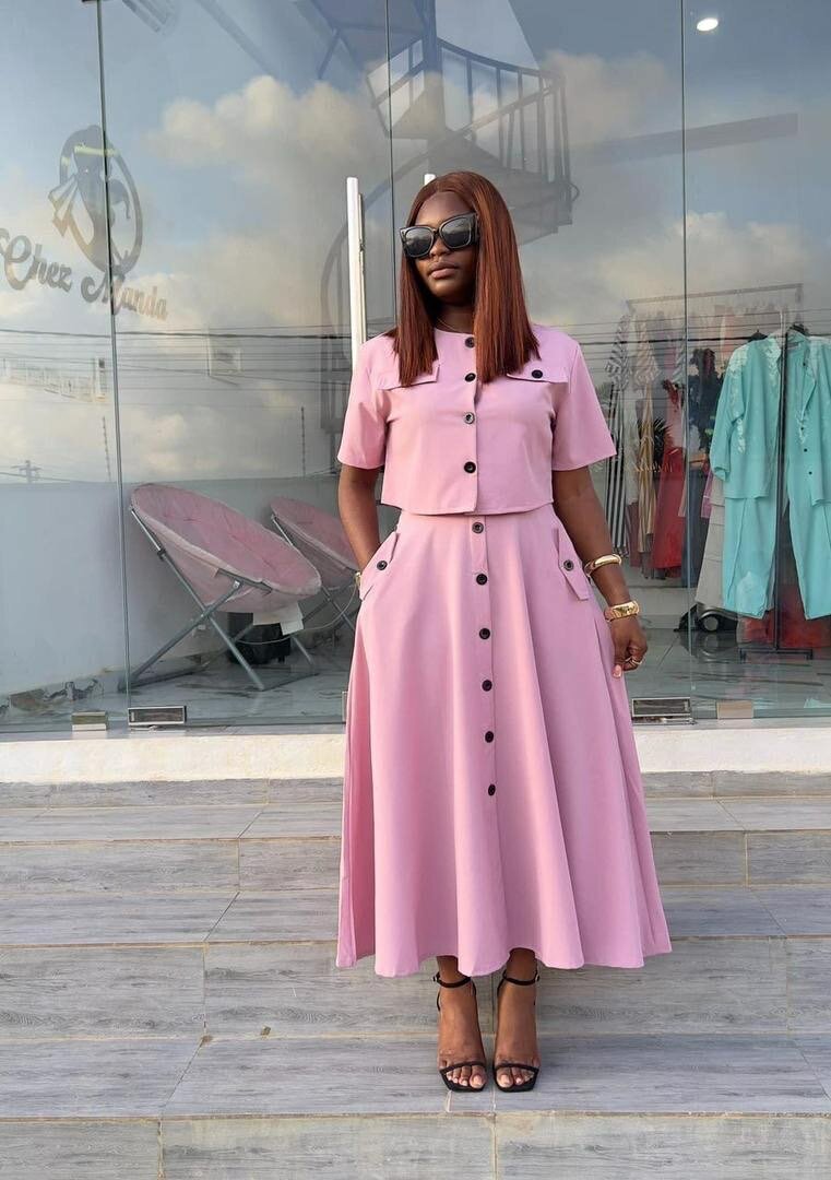 Robe élégante avec boutons