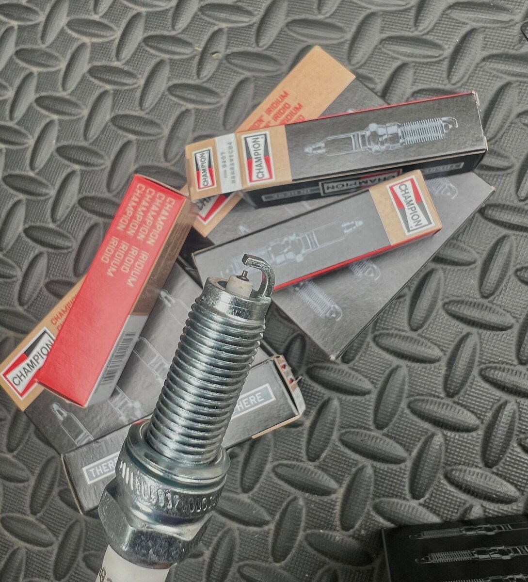 CHAMPION IRIDIUM ( 9407 ) RER8 ZWY CB4 (CANADA)